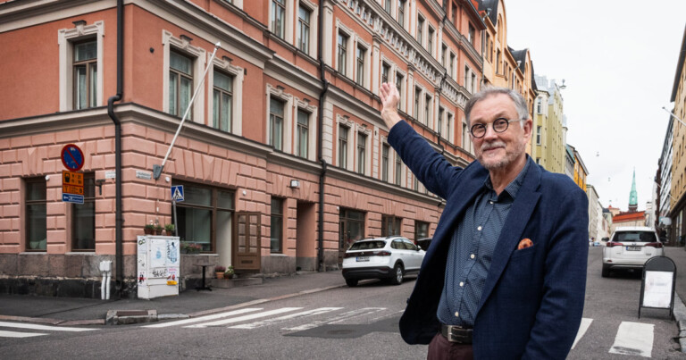 Taloyhtiön puheenjohtaja talon edessä