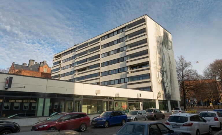 Taloyhtiön julkisivu parvekkeineen
